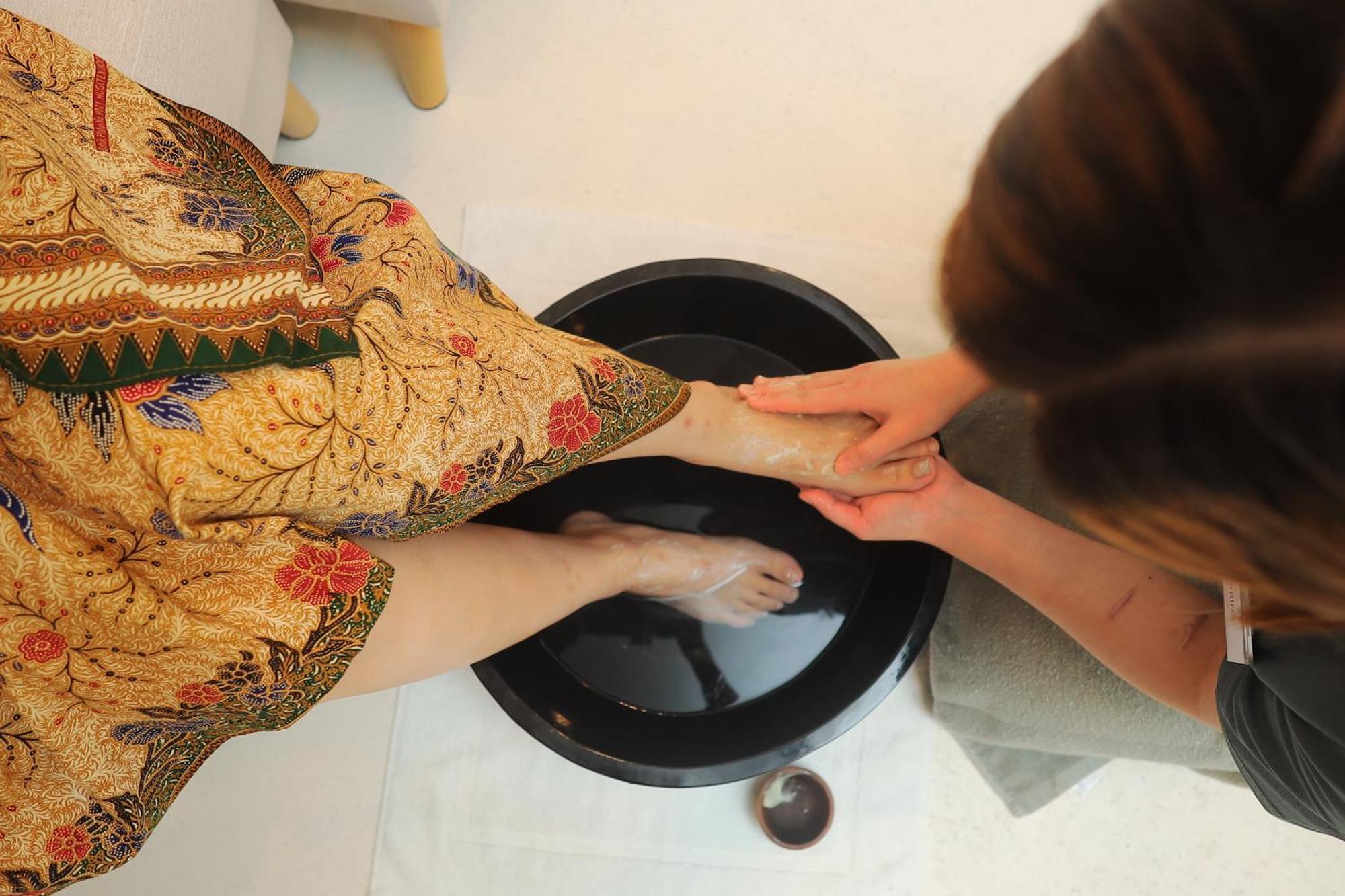The Riyaz Lavanya Langkawi Pantai Cenang  Exterior foto A woman washing the feet of a guest